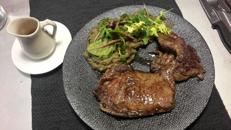 Entrecôte poêlée, caviar d'aubergine et sauce